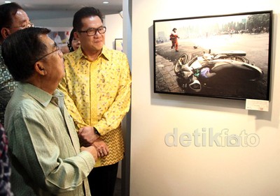JK Buka Pameran Foto PMI