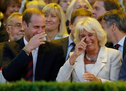 Pangeran William dan Camilla Akrab, Katie Holmes Bergaun Menerawang