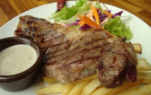 Carnivor: Paduan Enak Sirloin Steak dan Crispy Tortilla Salad