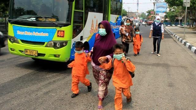Warga Dikepung Asap, PMI Riau Bagikan 10 Ribu Masker