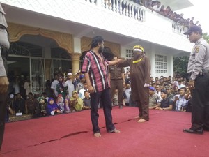 9 Warga Aceh Dicambuk Gara-gara Main Judi, Beberapa Mengamuk tak Terima
