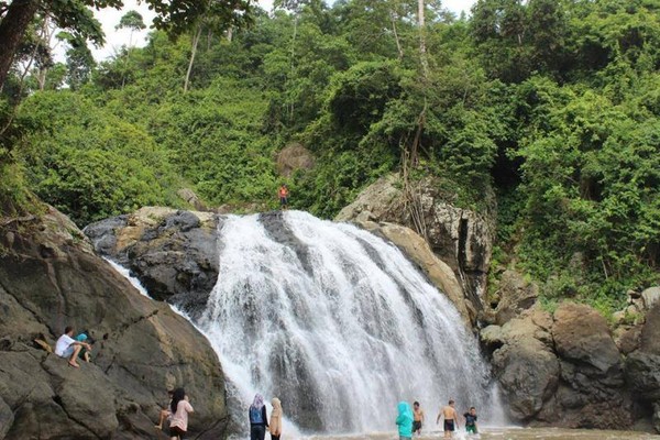 Pantai Di Malang Ini Punya Air Terjun