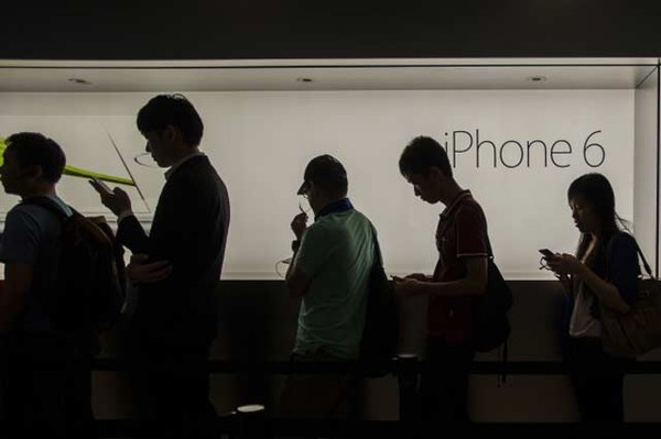 Antrean Pembeli iPhone 6 Tumplek Blek