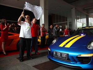 Pemilik Mobil Sport Mahal Pelesiran ke Bali