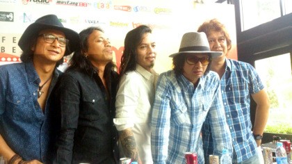 Dengan Kostum Spesial, /rif Siap Tampil Pertama