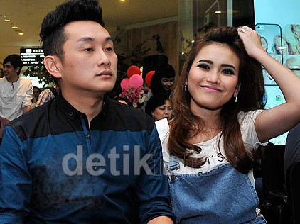 Nempel dengan Rio, Ayu Ting Ting BBM-an Terus Sama Ivan