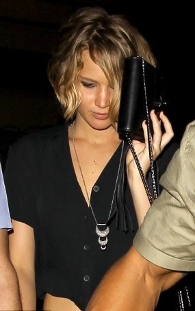 Jennifer Lawrence Hindari Paparazi Usai Dinyanyikan Chris Martin