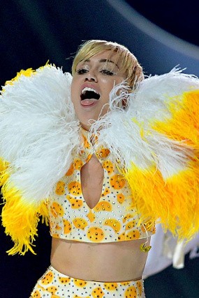 Miley Cyrus Diperiksa Polisi Karena Gosok Bendera Meksiko di Bokong