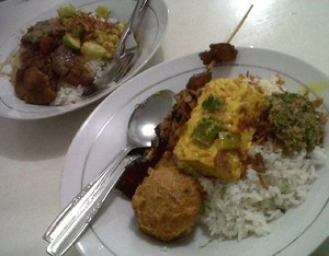 Kangen Nasi Uduk Betawi? Mampirlah ke Warung Nasi Uduk yang Buka Sampai Tengah Malam Ini