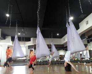 Hammock, Ayunan Elastis yang Dipakai untuk Latihan AntiGravity Yoga