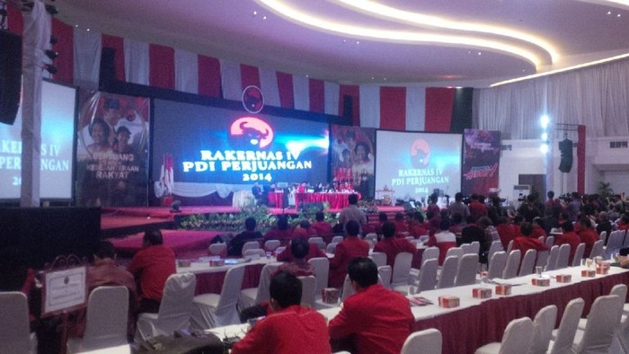 Puan Maharani Menangis Deklarasikan PDIP Partai Pemerintah