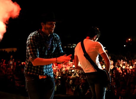 Mila Kunis Segera Melahirkan, Ashton Kutcher Masih Asyik Pesta