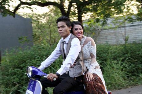 Dipolisikan Bos Lamborghini, Dewi Persik Naik Vespa Bareng Anak Band