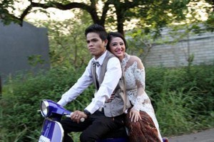 Dipolisikan Bos Lamborghini, Dewi Persik Naik Vespa Bareng Anak Band