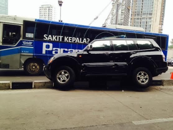 Ada Mobil Nyangkut di Separator Jl Sudirman, Lalu Lintas Tersendat