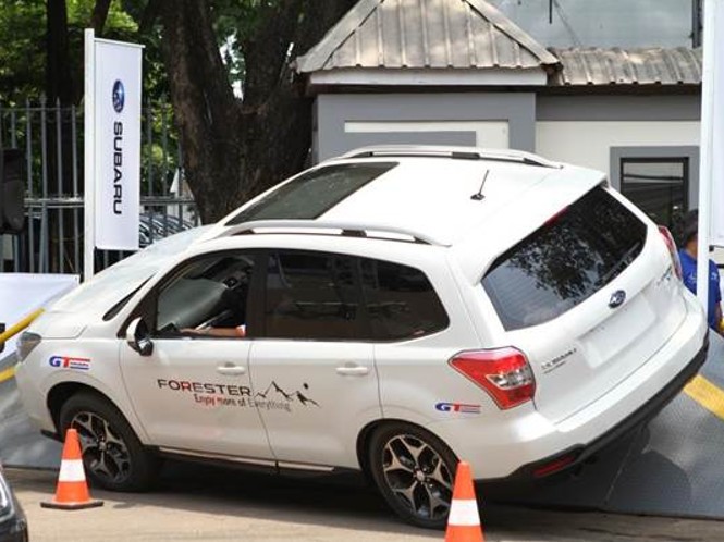 Wuih! Test Drive Mobil Sampai Miring-miring!