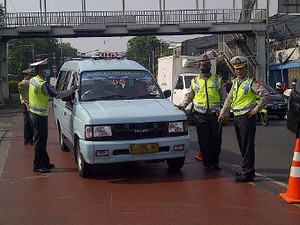 Seratusan Angkot yang Bikin Macet di Terminal Kampung Melayu Ditilang