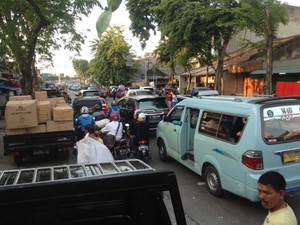Deretan Mobil Sewaan Memakan Separuh Badan Jalan di Jembatan Lima