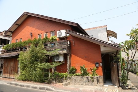 Serba Serbi Rumah Kayu Tropis-Etnik Milik Dwi Andhika (1)