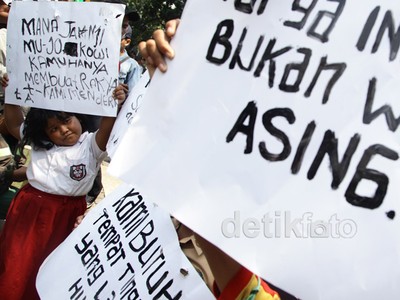 Anak-anak Korban Gusuran Ikut Demo di Balai Kota