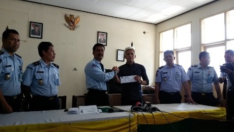 Resmi Bebas Murni, Ariel Tebar Senyum