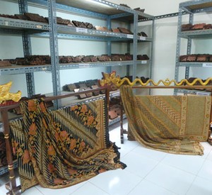 Melihat Langsung Proses Pembuatan Batik di Pabrik Danar Hadi