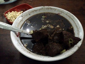Kangen Rawon yang Gurih Pekat? Yuk, Jajan Rawon Enak di Sini!