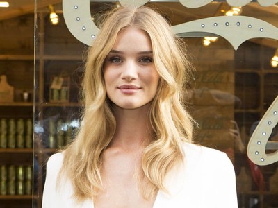 Sexy! Rosie Huntington-Whiteley Dalam Balutan Dress Mini