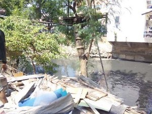 Duh! Puing Bongkaran Rumah Ini Dibuang ke Kali Grogol