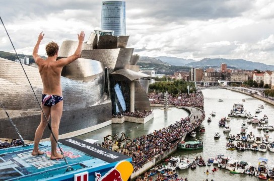 Terjun Bebas ke Sungai Dari Ketinggian 27 Meter, Berani?