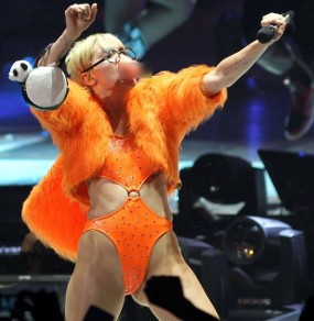 Konser di Meksiko, Miley Cyrus Pakai Hidung Berbentuk Alat Vital Pria