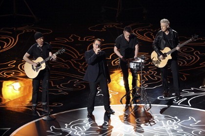 U2 Tak Pernah Suka Bono Manggung Sambil Main Gitar