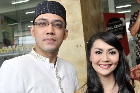 Tampil Religius, Sandy Tumiwa Minta Doa Jelang Sidang Putusan Cerai