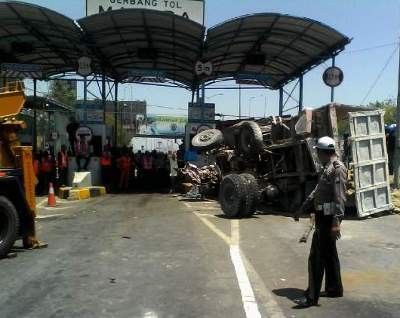 Penyebab Kecelakaan di Gerbang Suramadu karena Dump Truk  