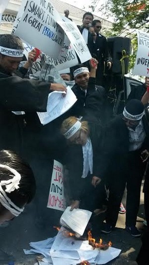 Puluhan Pengacara di Bandung Demo Tolak RUU Advokat