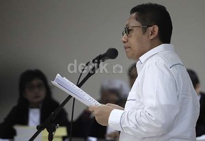 Anas Hadapi Vonis, Attiyah Laila dan Keluarga Khusyuk Berdoa