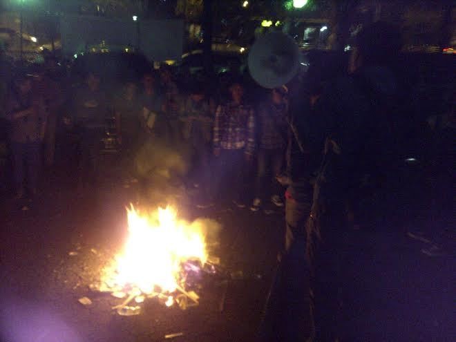 Anas Divonis 8 Tahun, Massa HMI Bakar Ban di Halaman PN Tipikor