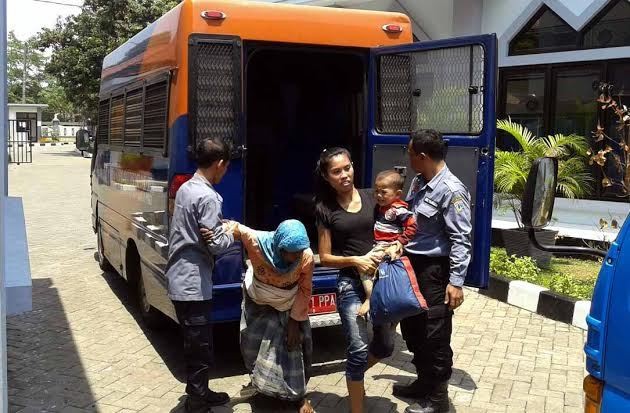 Satu Keluarga ini Berprofesi Sebagai Pengemis, Diciduk Petugas di Cilandak
