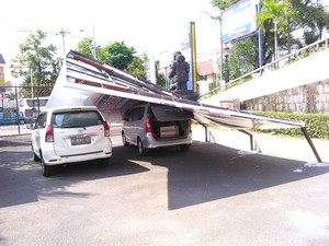 Brak! Baliho di Balai Kota Semarang Ambruk Timpa Mobil Berpenumpang 4 SPG