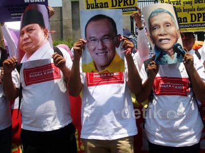 Massa Pendukung Pilkada Langsung Demo DPR