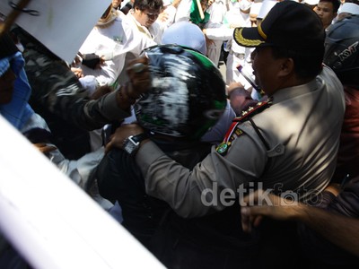 Massa FPI Pukuli Pemotor