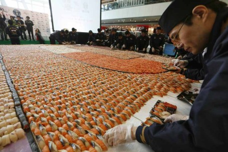 Bikin Mozaik Sushi dan Hancurkan Telur dengan Jempol Kaki, Rekor Unik Guinness World Records