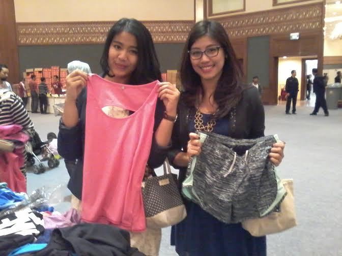 Sambil Beramal dan Berburu Diskon, 2 Wanita Cantik Ini Datang ke JCC