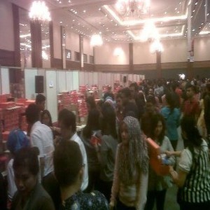 Nike Banting Harga di JCC, Malam Hari Pengunjung Makin Membludak