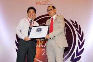 Berkesan di Hati Masyarakat, BCA Terima Indonesia Wow Brand Award 2014