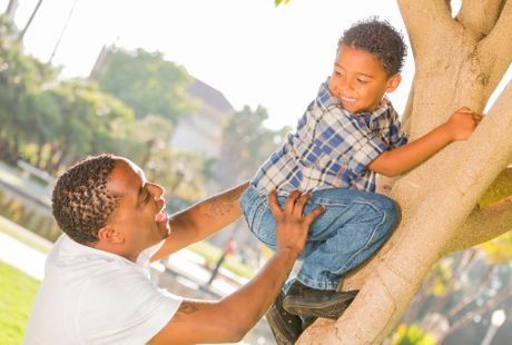 Suka Main Gulat dan Mengayunkan Anak? Hati-hati, Anak Bisa Cedera