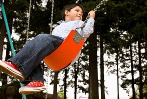 Asalkan Diawasi, Main Perosotan dan Ayunan Aman Bagi Anak