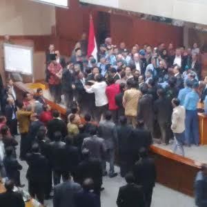 Paripurna Ricuh, Anggota DPR Merangsek ke Meja Pimpinan Rapat