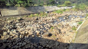 Kawasan Puncak Dipenuhi Pelancong, Bendung Katulampa Kebagian Sampahnya