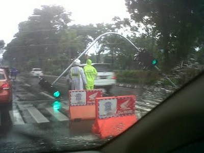 Traffic Light Ambruk!